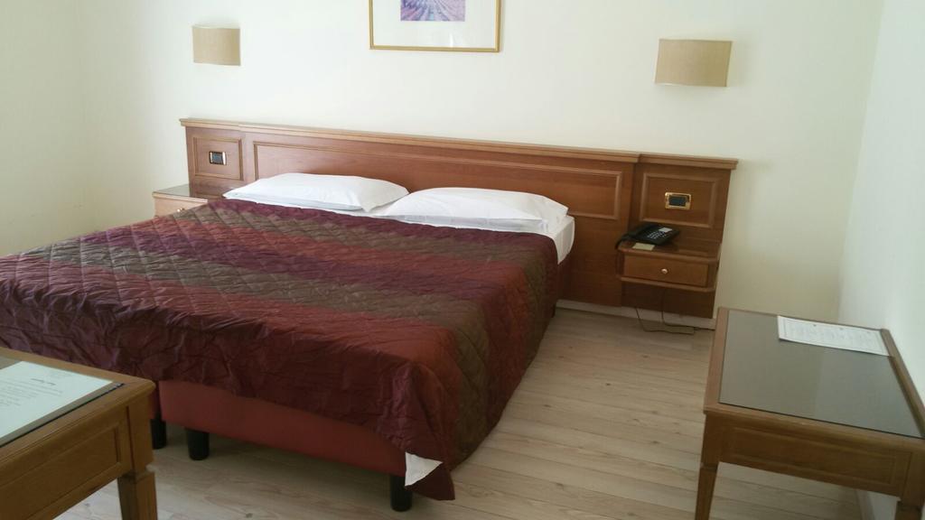 Hotel Valentino Акуи Терме Екстериор снимка