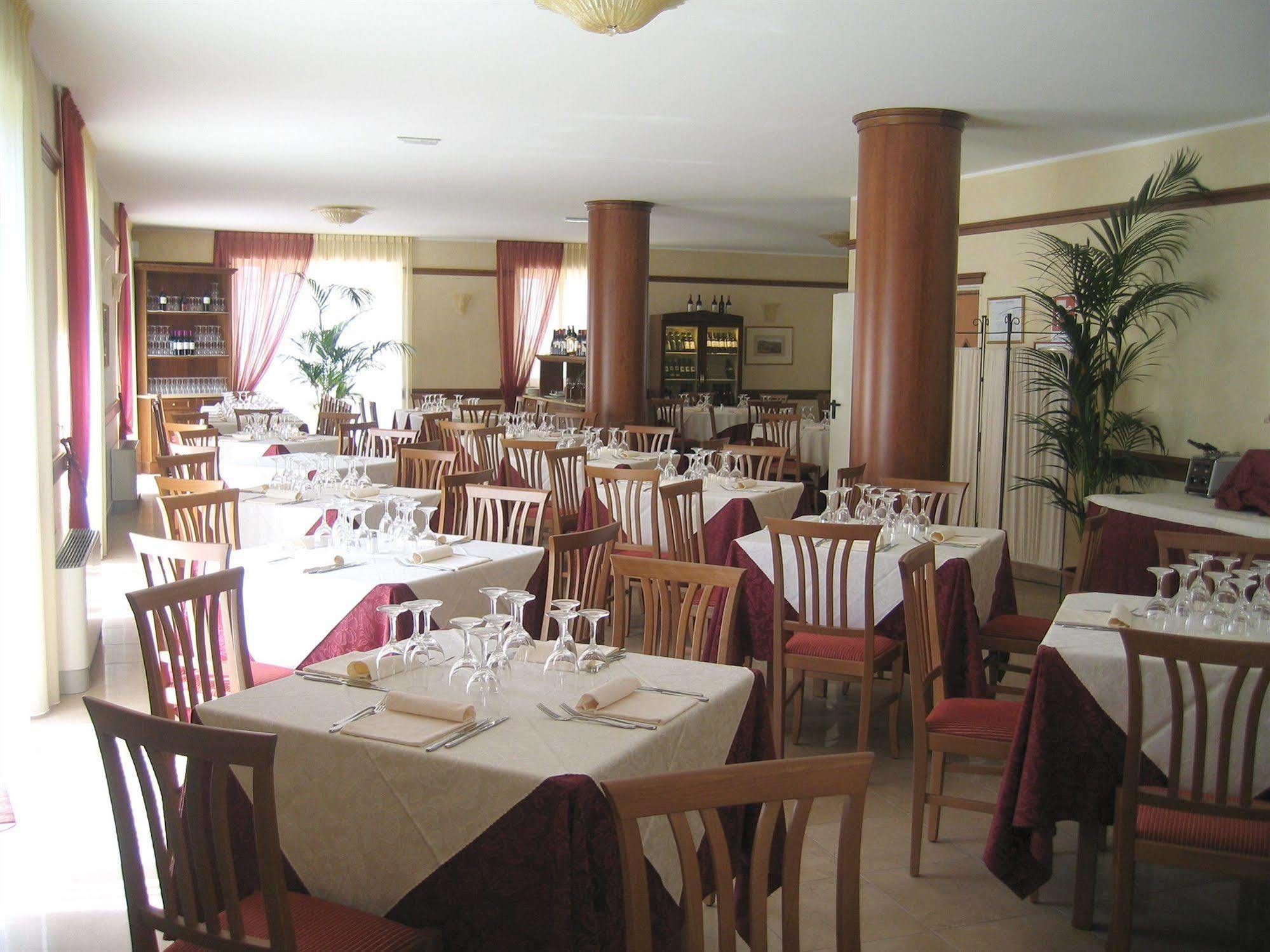 Hotel Valentino Акуи Терме Екстериор снимка